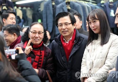 서문시장서 환영받는 황교안