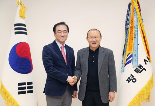 박항서 베트남 축구대표팀 감독(우측)과 정장선 평택시장(좌측)