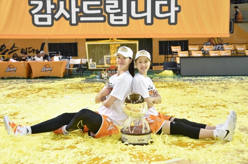KB 정규리그 우승 확정 이후 염윤아(오른쪽)와 박지수