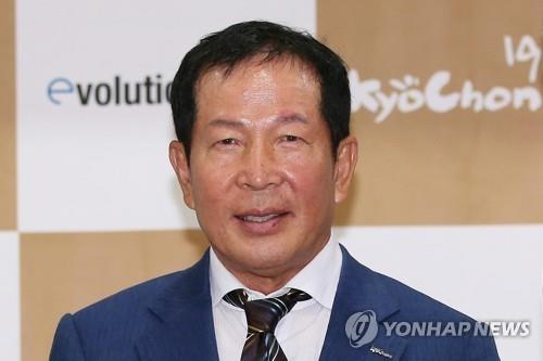 '업계 1위' 교촌치킨 권원강 회장 퇴임…전문경영인 전환