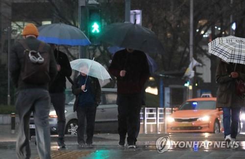 충북 구름 많다가 밤부터 중북부 비 또는 눈