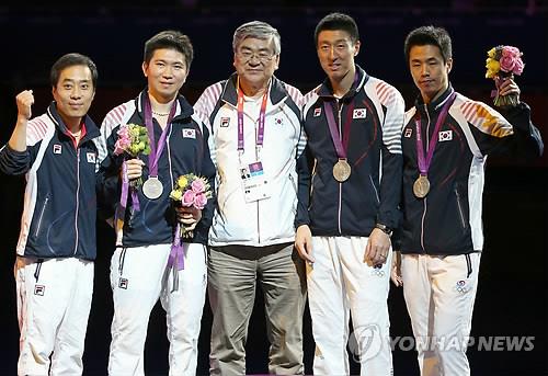 2012런던올림픽 남자단체전 은메달을 딴 선수단과 함께한 조양호 탁구회장(중앙)