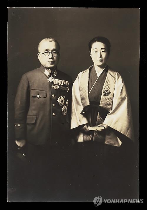 일본 육군 정복을 입은 영친왕과 일본 황실 전통의상 차림의 이방자 여사. [국립고궁박물관 제공]