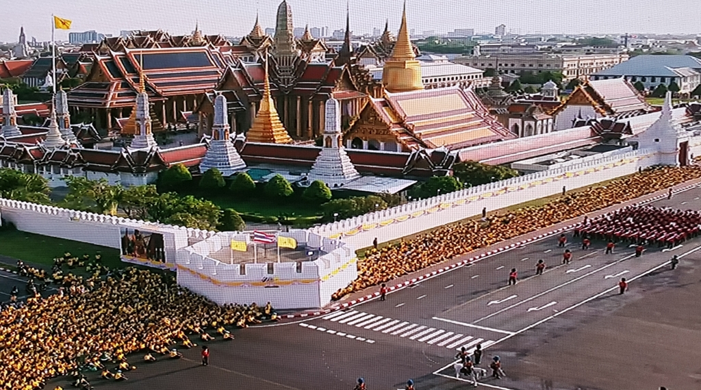 태국 왕궁 주위를 둘러싼 '노란색' 환영 인파