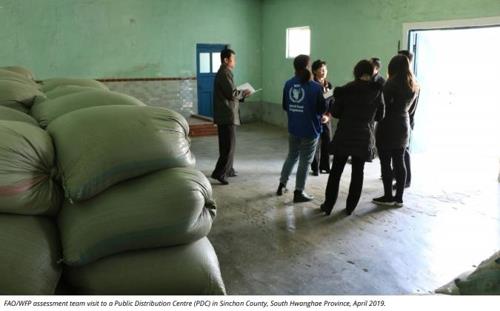 (서울=연합뉴스) 유엔 식량농업기구(FAO)와 세계식량계획(WFP)은 3일 올해 북한의 식량 수요를 충족하는 데 필요한 곡물 수입량이 136만t이라고 발표했다. 사진은 공동 조사단이 지난 4월 황해남도의 배급소를 방문한 모습. [FAO·WFP 제공] 