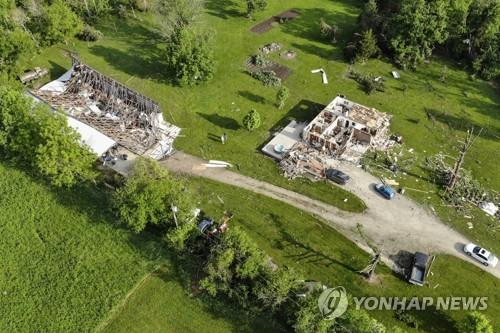 미 오하이오주 토네이도로 부서진 가옥 