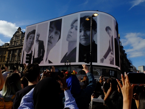 런던 중심부 피커딜리 서커스에 상영된 방탄소년단 광고