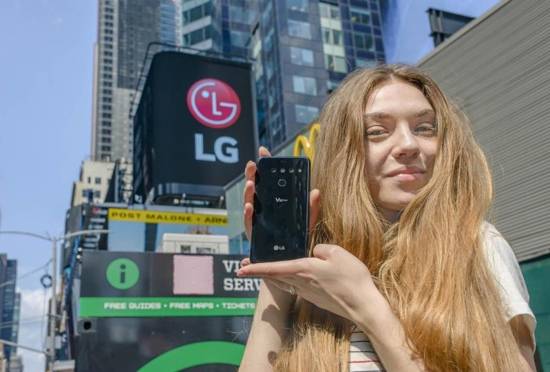 (서울=연합뉴스) LG전자 모델이 미국 뉴욕 타임스스퀘어에서 지난 5월 31일 미국에 출시된 LG V50 씽큐를 소개하고 있다. 2019.06.02. [LG전자 제공]