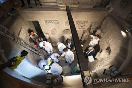 교황청 조사단이 20일(현지시간) 지난주 발견된 유골함을 개봉하고 있다. [AFP=연합뉴스]