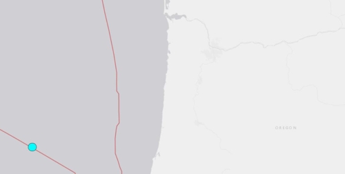 29일 오전 8시(미 태평양시간 기준)께 미국 오리건주 서쪽 해저에서 지진이 발생한 지점(파란 점). [출처=미 지질조사국(USGS)}
