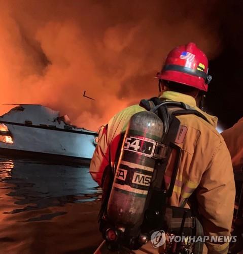 미 서부 해안 보트 화재 진화작업