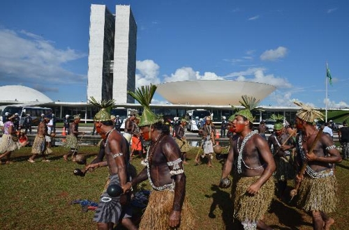 브라질 수도 브라질리아 연방의회 앞에서 정부의 환경정책에 항의하며 시위를 벌이는 아마존 원주민들 [국영 뉴스통신 아젠시아 브라질]