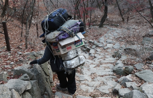 36년 동안 산장을 오가며 식재료를 운반했던 문현식씨