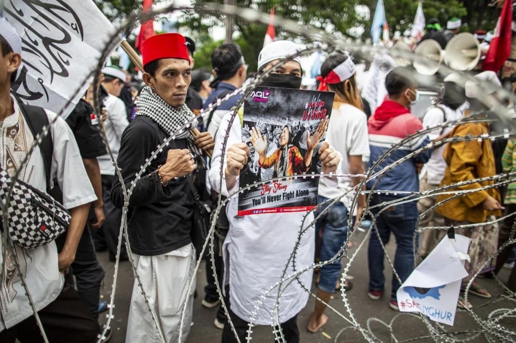 위구르인 탄압 중지를 촉구하는 시위를 벌이는 인도네시아인들