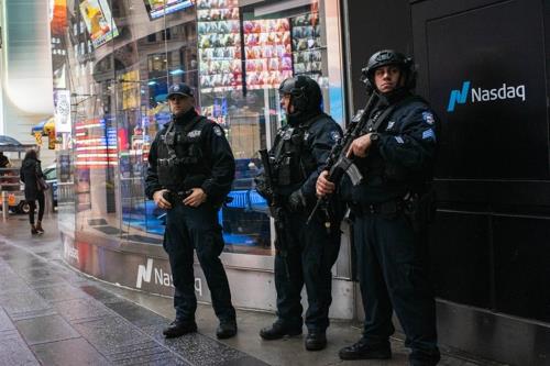 맨해튼의 타임스 스퀘어에서 경계중인 뉴욕경찰
