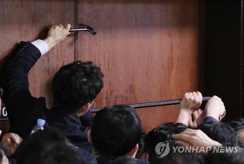 檢, 패스트트랙 약식기소 한국당 의원 2명에 '당선무효형' 구형(종합)