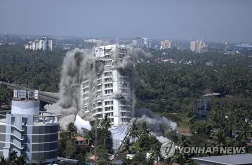 인도 남부에서 1월 11일 환경 규정 위반으로 인해 폭파되고 있는 고급 고층아파트 / 이하 AP=연합뉴스