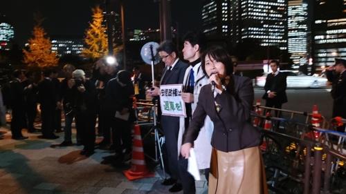 지난해 11월 18일 저녁 도쿄 총리 관저 앞에서 열린 아베 신조 총리 퇴진 촉구 집회에서 연설하는 다무라 도모코 공산당 참의원 의원. [연합뉴스 자료사진]