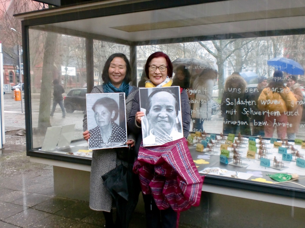 6일부터 베를린의 한 광장에서 열린 '평화의 소녀상' 전시전 *코리아협의회 제공 [베를린=연합뉴스]