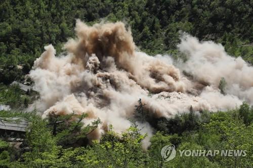 2018년 5월 북한의 풍계리 핵실험장 폭파 장면 [연합뉴스 자료사진]