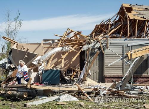 9일(현지시간) 미국 아칸소주에 토네이도가 덮치면서 한 주택이 파괴된 모습. [AP=연합뉴스]