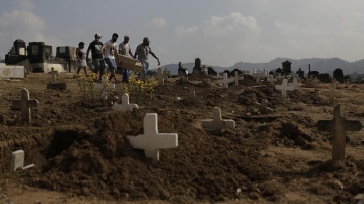 브라질의 묘지에서 코로나19 사망자 매장이 이뤄지고 있다. [브라질 글로부TV]