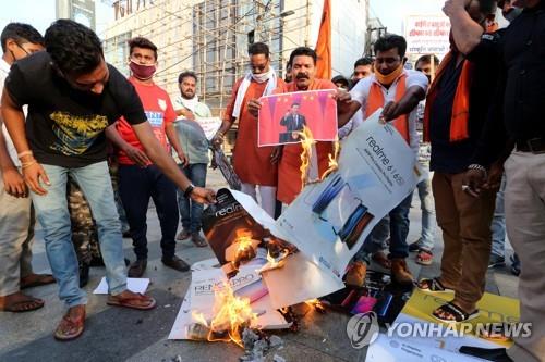 18일 인도 보팔에서 시진핑(習近平) 중국 국가 주석의 사진과 중국 제품을 불태우는 시위대. [EPA=연합뉴스]