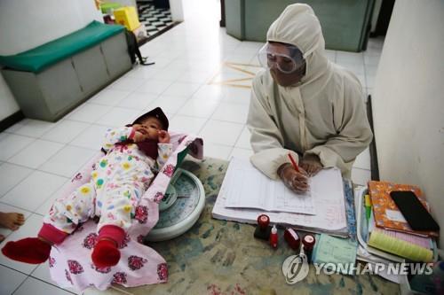 아기 건강 체크하는 인도네시아 의료진 자료사진