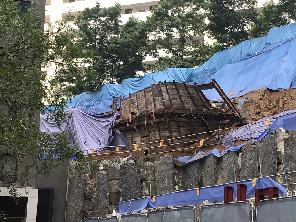서울 사당동 아파트 흙막이 가시설물 기울어…주민 대피