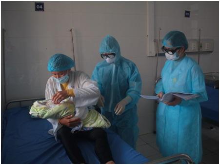 베트남 병원에서 '코로나19 격리수용' 도중 출산한 산모와 의료진 