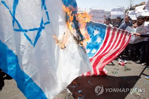 2018년 테헤란에서 열린 반미 시위에서 불에 타는 이스라엘 국기와 성조기