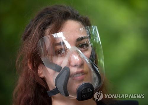 투명한 마스크를 쓴 스페인 여성 [AFP=연합뉴스 자료사진]