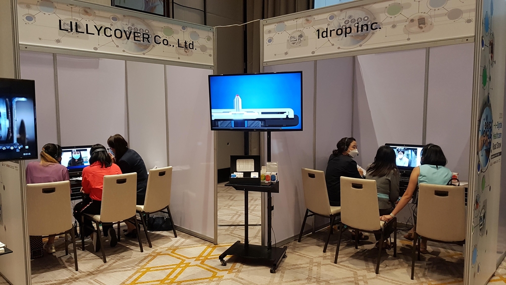 화상으로 한국측과 상담 중인 태국 관계자들. 실물 제품도 전시돼 있다. 2020.9.23