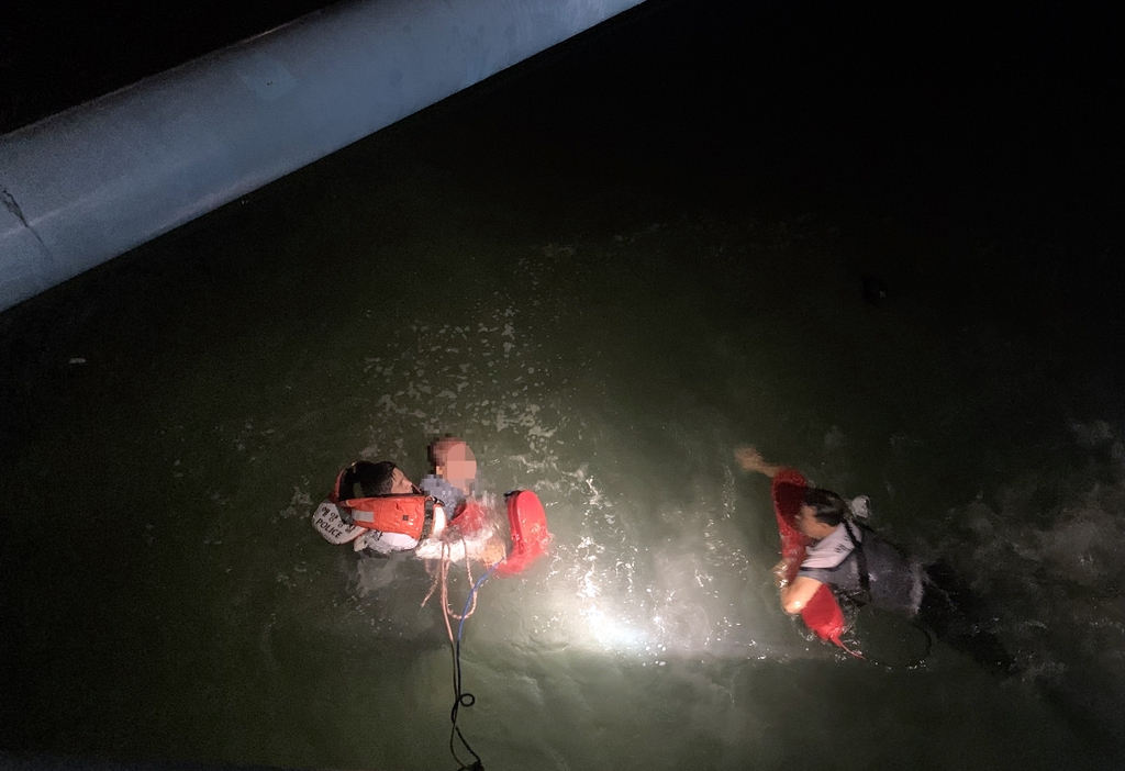 지난 26일 밤 바다에 빠진 관광객을 구조하는 해경