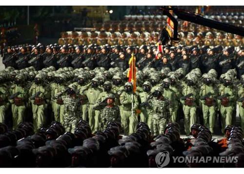 북한 열병식서 방독면 쓴 채 경례하는 생화학부대