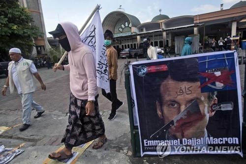 인도네시아 메단 모스크 앞에 걸린 마크롱 규탄 현수막