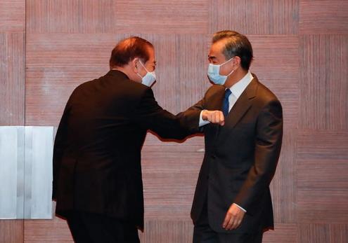 문정인 특보 만난 왕이 중국 외교부장