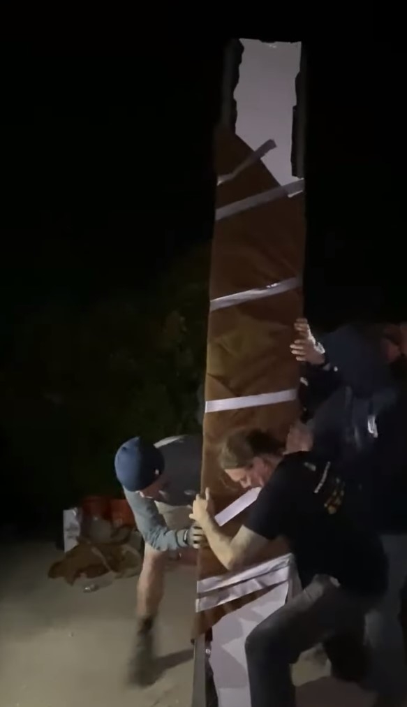 캘리포니아주 파인산 정상에 금속기둥 설치하는 예술가들