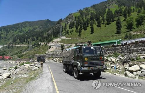 국경 방면으로 이동하는 인도 군용 트럭 행렬 [EPA=연합뉴스]