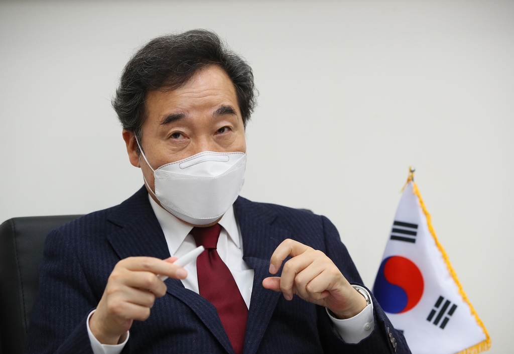 연합뉴스와 인터뷰 중인 더불어민주당 이낙연 대표