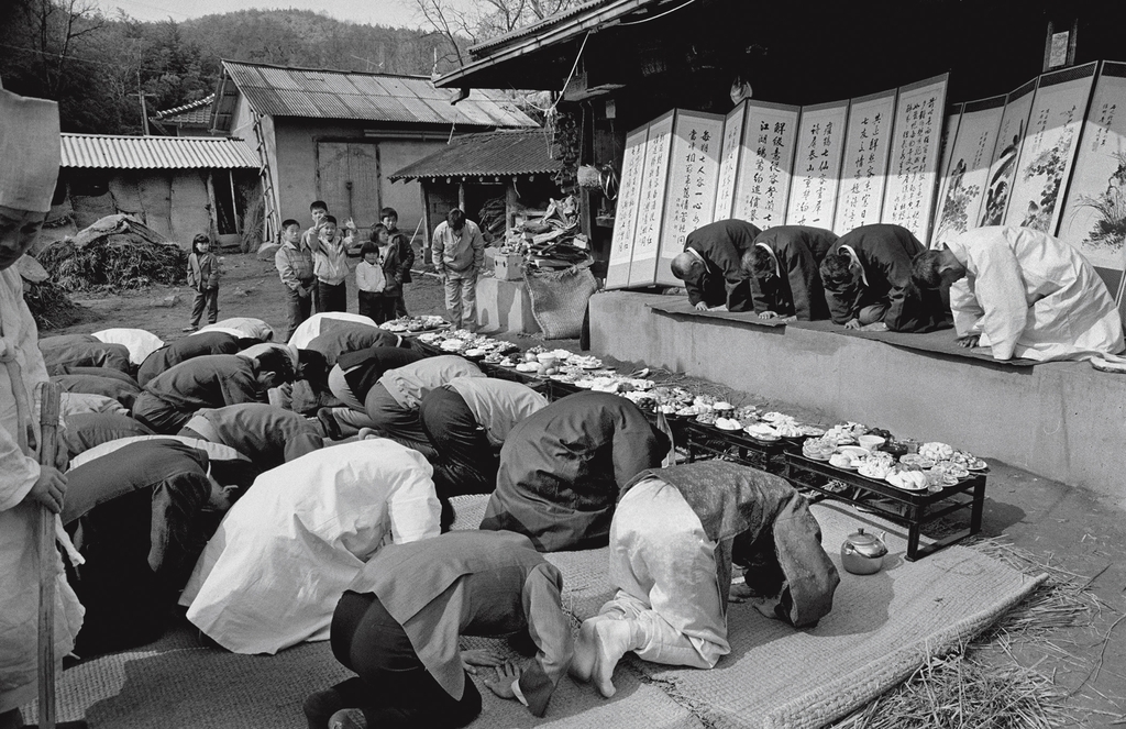 전남 담양의 한 마을에서 주민들이 합동세배를 하고 있다. 1985년 [연합뉴스 자료사진]
