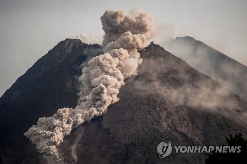 27일 므라피화산에서 관찰된 화산쇄설류 