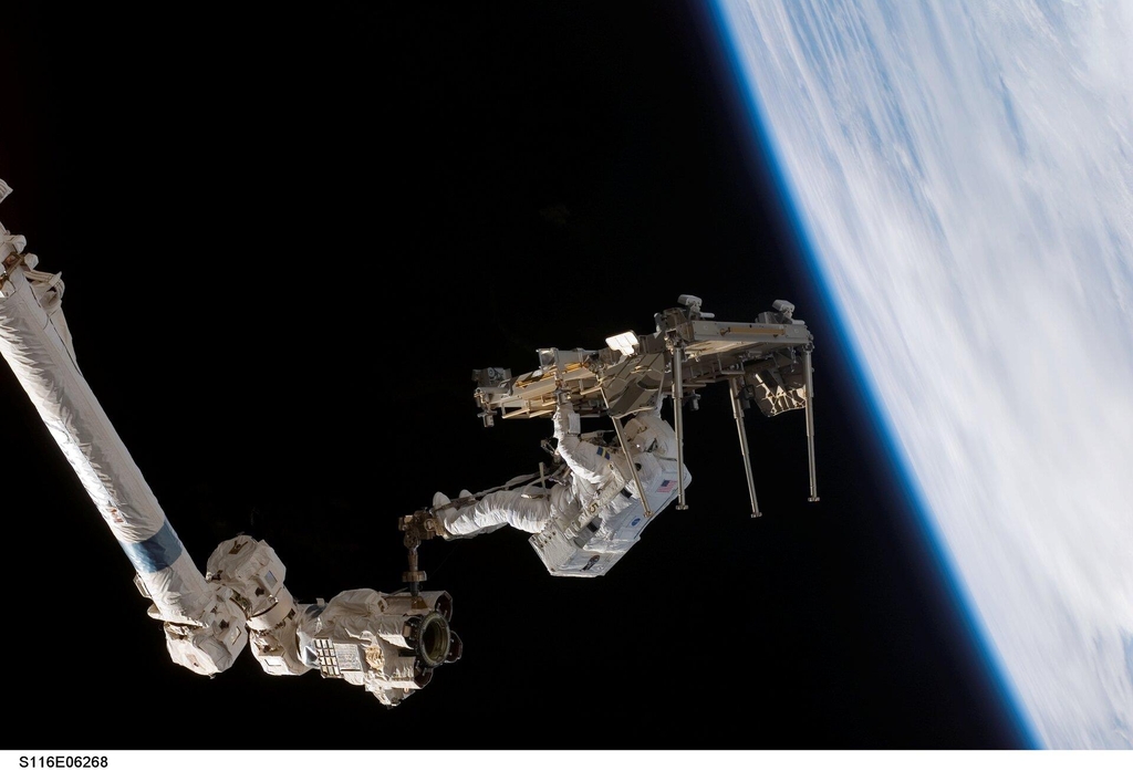 ISS 밖에서 임무수행 중인 ESA 우주비행사
