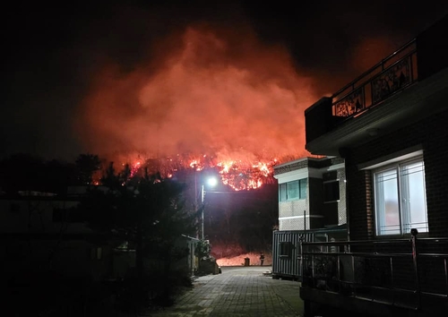 긴박한 산불 현장서 빛난 호각 소리…주민 대피 도운 경찰