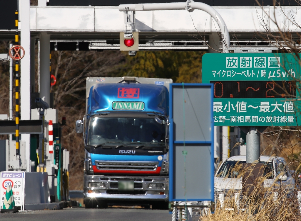 (후쿠시마=연합뉴스) 이세원 특파원 3일 오후 일본 후쿠시마현의 한 유료도로 요금소 근처에 방사선량을 안내하는 전광판이 설치돼 있다.