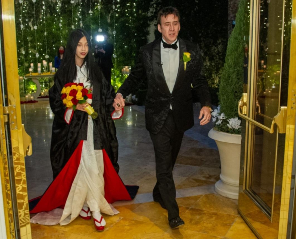 Nicholas Cage, 5th marriage…  The bride is 31 years younger than Japanese