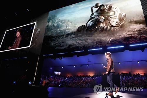 베데스다 게임스튜디오의 토드 하워드가 2018년 6월 미국 LA에서 열린 'E3'에서 신작 '폴아웃 76'을 공개하고 있다. [AFP=연합뉴스 자료사진]