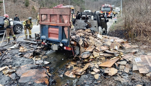 영동서 폐지 실은 트럭에 불…1명 부상