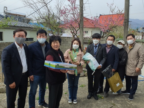 한국신지식인협회, 저소득층 주거환경개선사업 속초 가정 방문 - 1