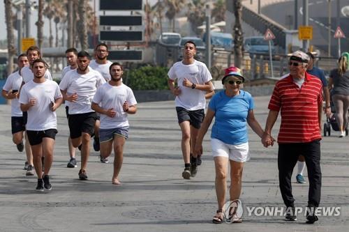 실외 마스크 착용 해제 첫날인 18일 텔아비브 해변에서 운동하는 시민들